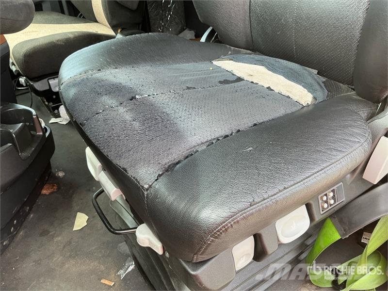 Freightliner Cascadia 126 6x4 T/A Sleeper Truck Tractor Тягачі