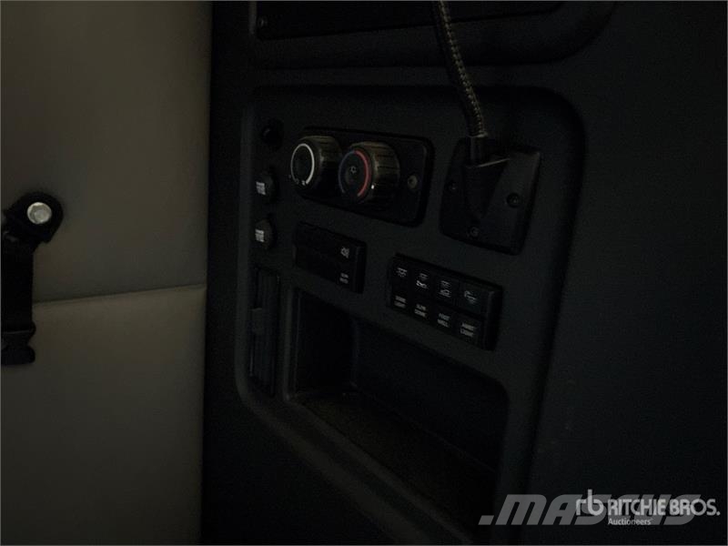Freightliner Cascadia 126 6x4 T/A Sleeper Truck Tractor Vilcēji