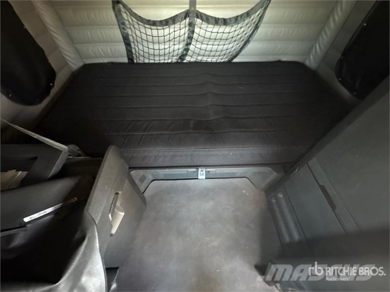 Freightliner Cascadia 126 6x4 T/A Sleeper Truck Tractor Тягачі