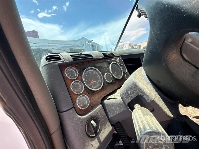 Freightliner Cascadia 125 6x4 T/A Sleeper Truck Tractor (Inoper 트랙터 유닛