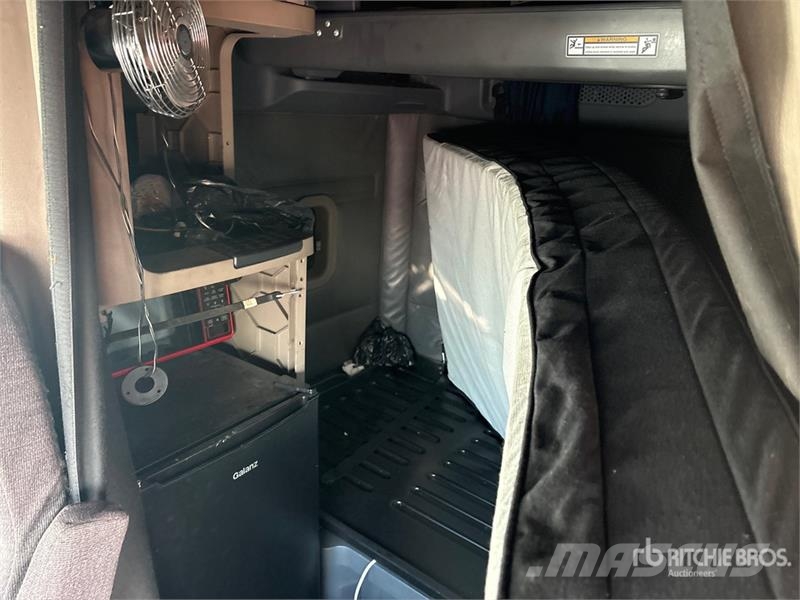 Freightliner Cascadia 125 6x4 T/A Sleeper Truck Tractor (Inoper 트랙터 유닛