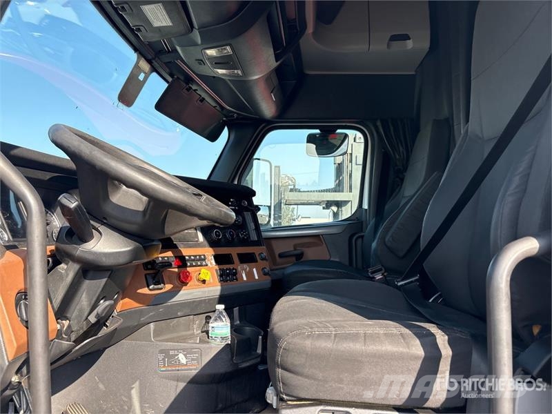 Freightliner Cascadia 126 6x4 T/A Sleeper Truck Tractor Sattelzugmaschinen