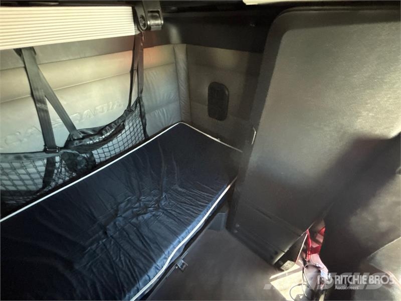 Freightliner Cascadia 126 6x4 T/A Sleeper Truck Tractor Tractor Units