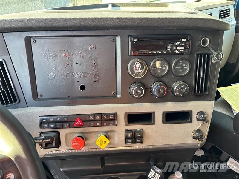 Freightliner Cascadia 126 6x4 T/A Sleeper Truck Tractor Vlačilci