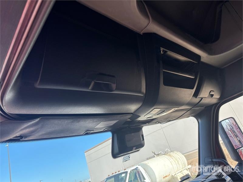 Freightliner Cascadia 126 6x4 T/A Sleeper Truck Tractor Tractor Units