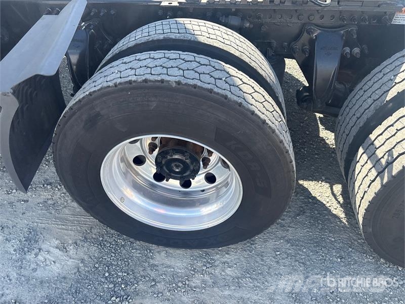 Freightliner Cascadia 126 6x4 T/A Sleeper Truck Tractor Sattelzugmaschinen
