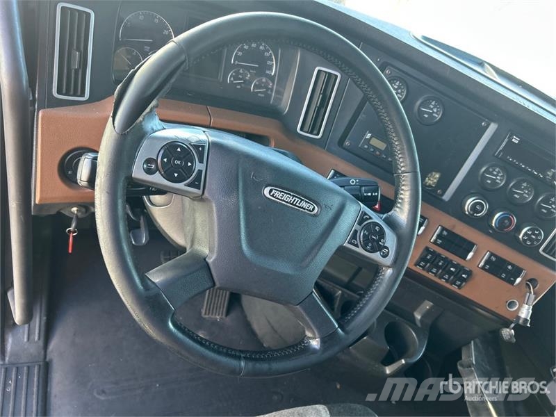 Freightliner Cascadia 126 6x4 T/A Sleeper Truck Tractor Cabezas tractoras