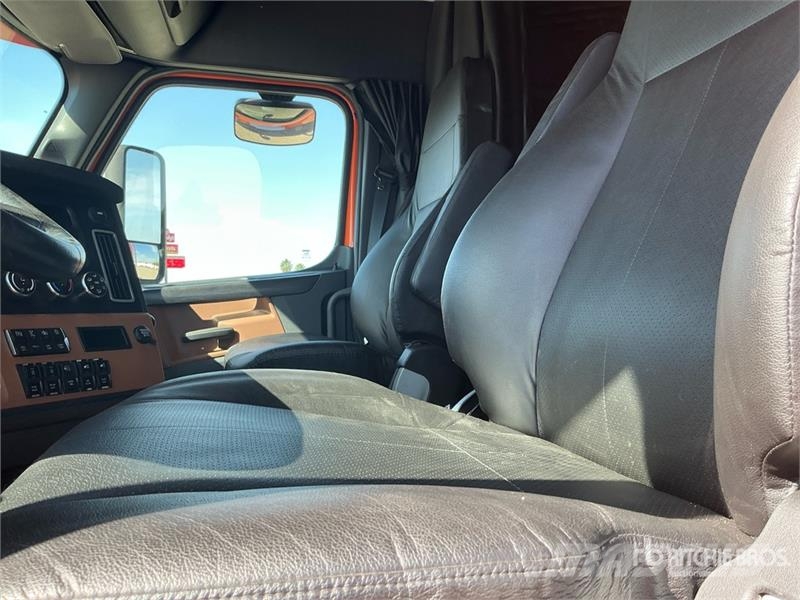 Freightliner Cascadia 126 6x4 T/A Sleeper Truck Tractor 트랙터 유닛