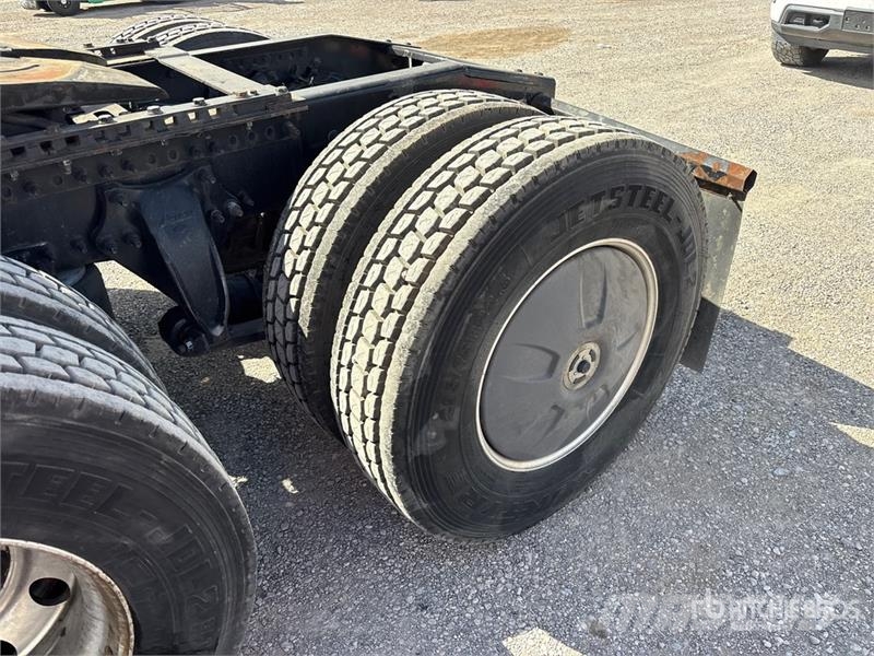 Freightliner Cascadia 126 6x4 T/A Sleeper Truck Tractor Тягачі