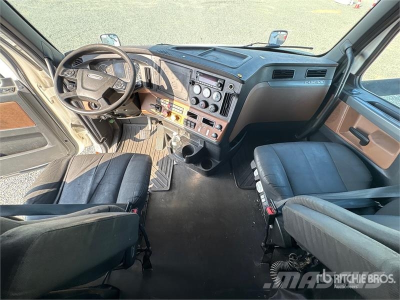 Freightliner Cascadia 126 6x4 T/A Sleeper Truck Tractor Sattelzugmaschinen