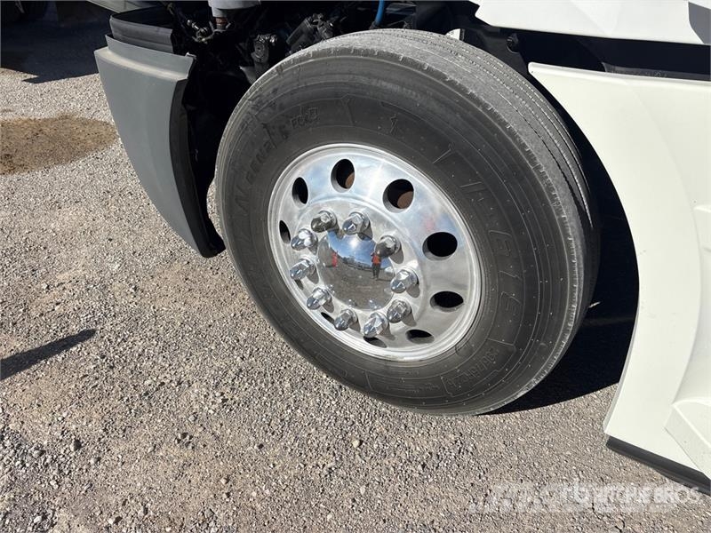 Freightliner Cascadia 126 6x4 T/A Sleeper Truck Tractor Trekkvogner