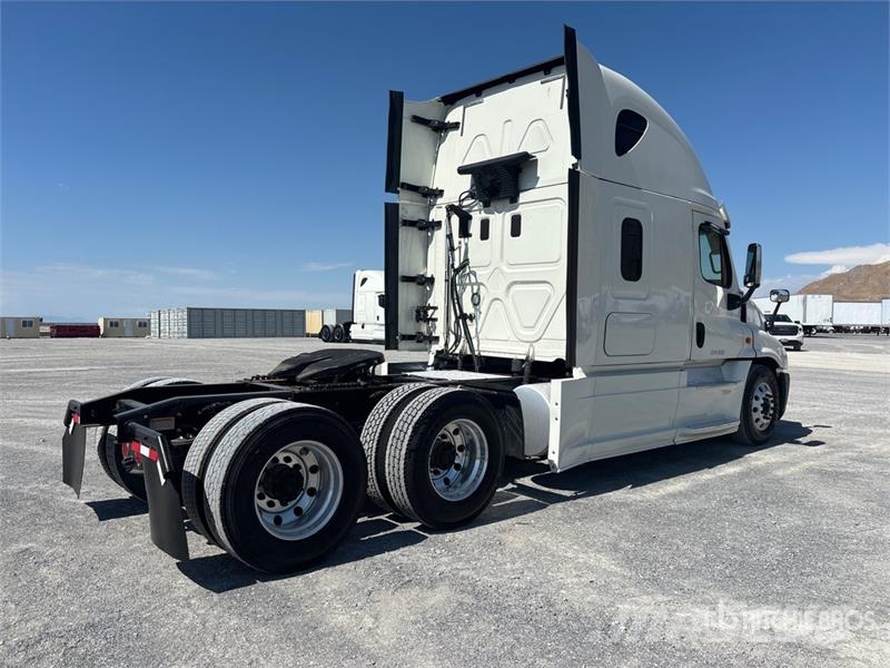 Freightliner Cascadia 125 6x4 T/A Sleeper Truck Tractor Тягачі