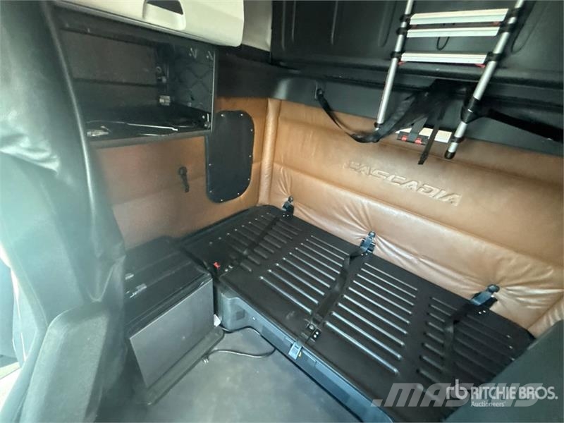 Freightliner Cascadia 126 6x4 T/A Sleeper Truck Tractor Sattelzugmaschinen