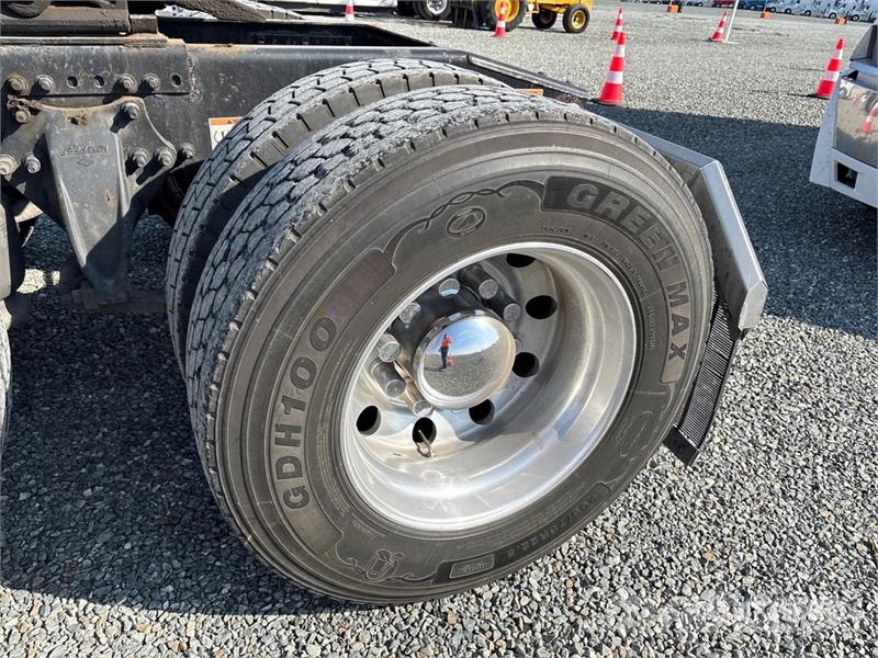 Freightliner Cascadia 126 6x4 T/A Sleeper Truck Tractor Vilcēji