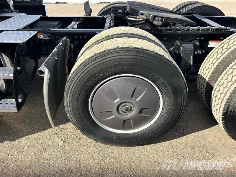 Freightliner Cascadia 126 6x4 T/A Sleeper Truck Tractor Влекачи