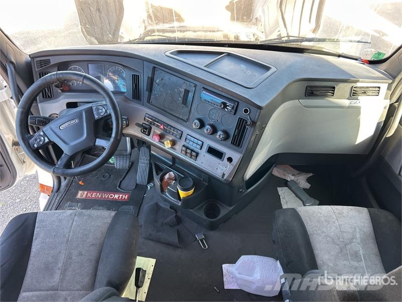 Freightliner Cascadia 126 6x4 T/A Sleeper Truck Tractor (Inoper Тягачі