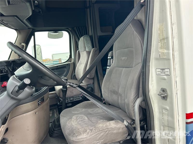 Freightliner Cascadia 125 6x4 T/A Sleeper Truck Tractor (Inoper Vlačilci