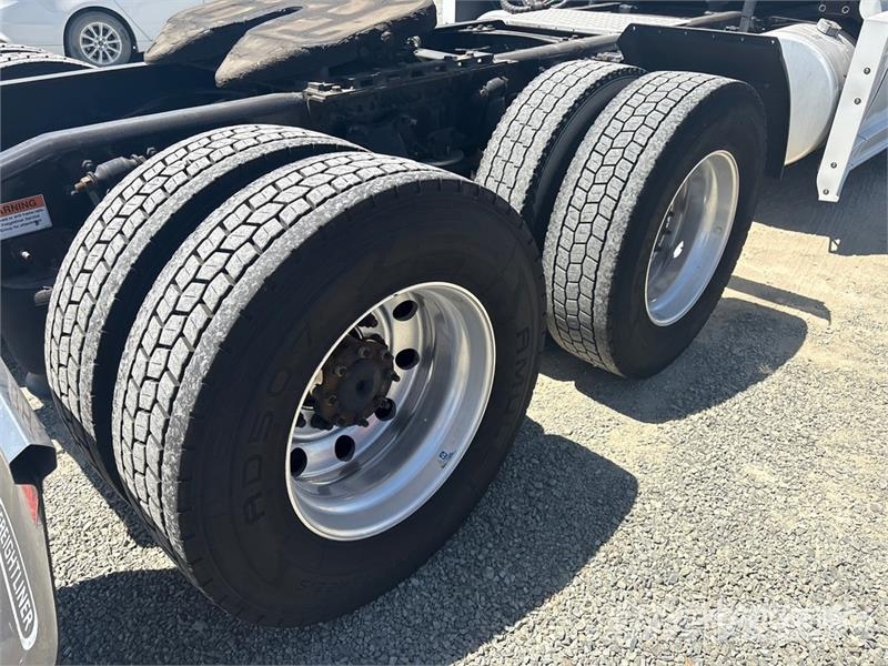 Freightliner Cascadia 126 6x4 T/A Sleeper Truck Tractor Тягачі