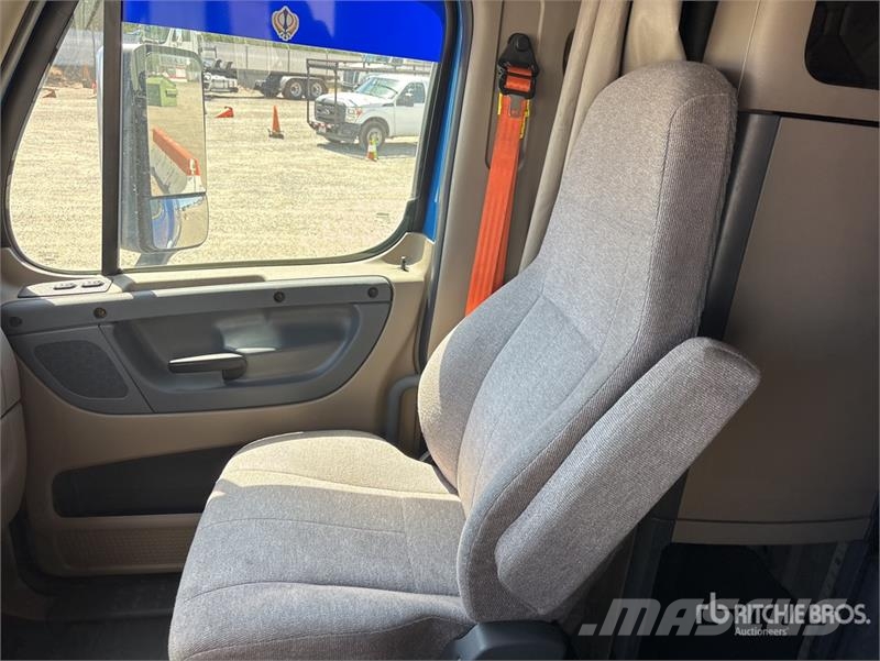 Freightliner Cascadia 125 6x4 T/A Sleeper Truck Tractor Cabezas tractoras