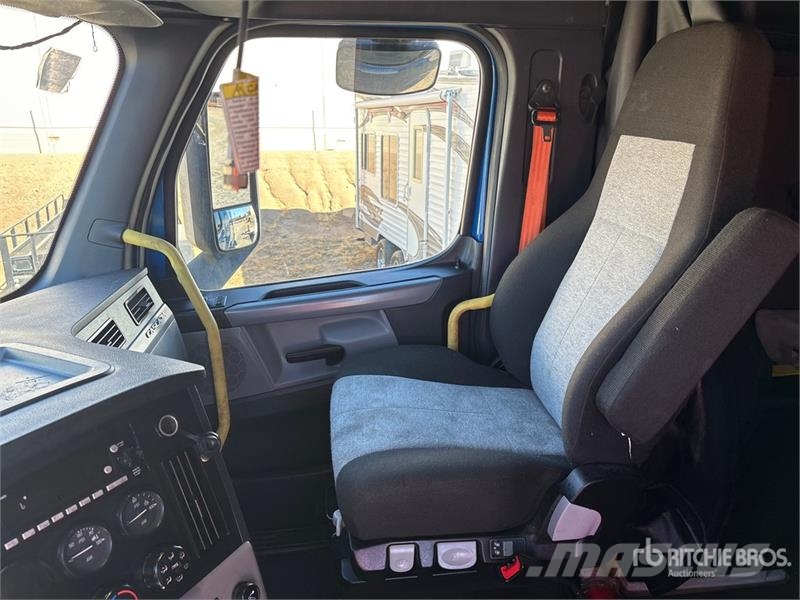 Freightliner Cascadia 126 6x4 T/A Sleeper Truck Tractor Naudoti vilkikai