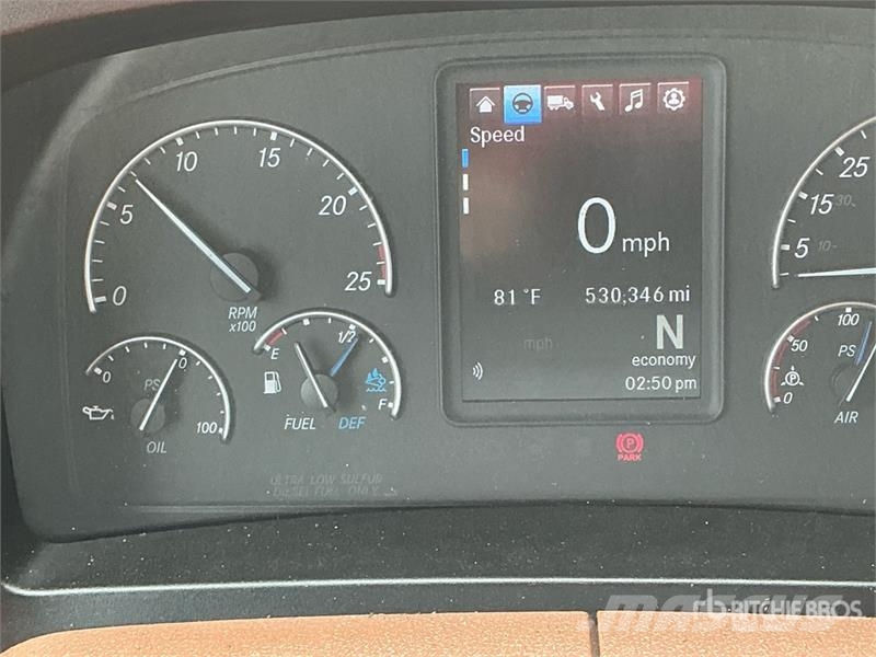 Freightliner Cascadia 126 6x4 T/A Sleeper Truck Tractor Тягачі