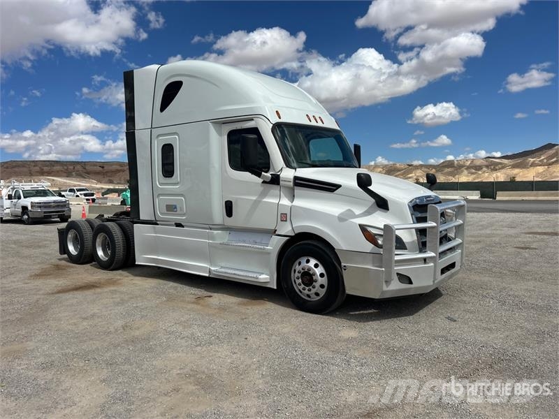 Freightliner Cascadia 126 6x4 T/A Sleeper Truck Tractor Тягачі