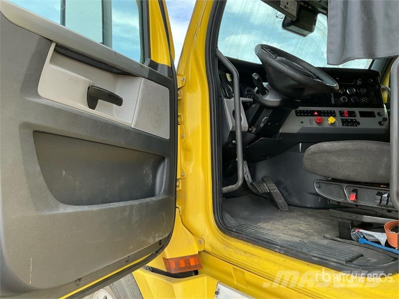 Freightliner Cascadia 126 6x4 T/A Sleeper Truck Tractor Vlačilci