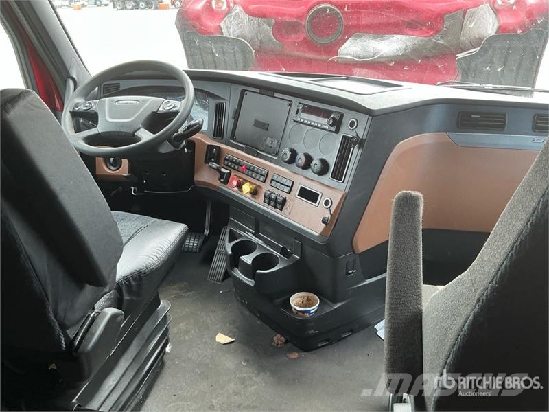Freightliner Cascadia 126 6x4 T/A Sleeper Truck Tractor Тягачі