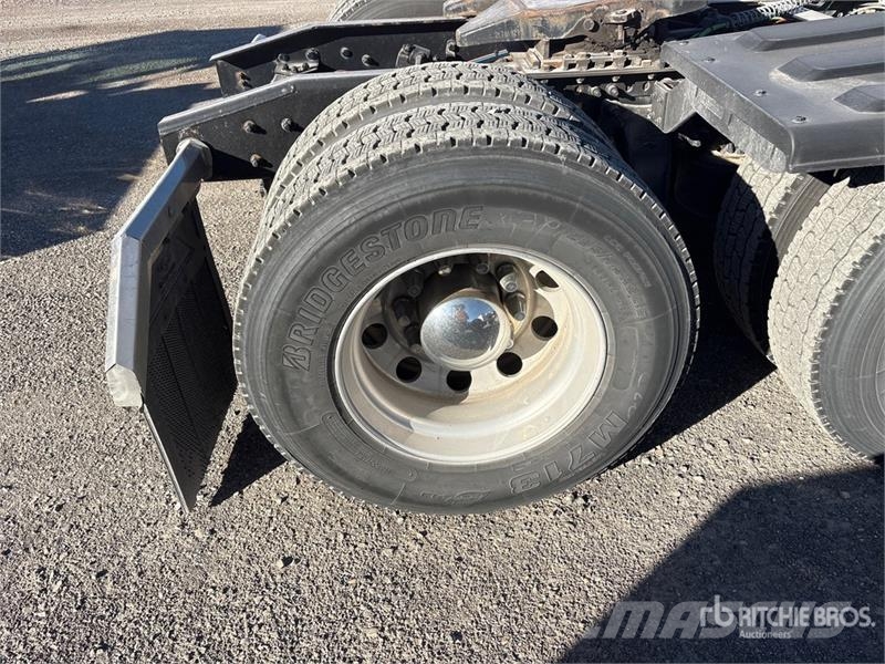 Freightliner Cascadia 126 6x4 T/A Sleeper Truck Tractor Vlačilci