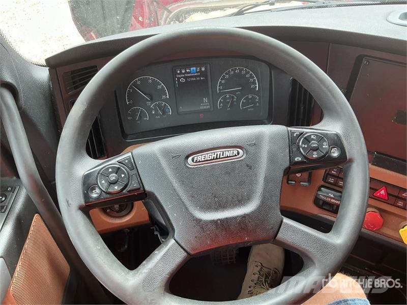 Freightliner Cascadia 126 6x4 T/A Sleeper Truck Tractor Тягачі