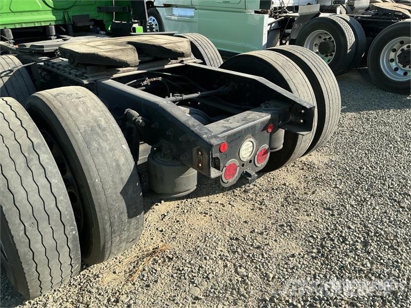 Freightliner Cascadia 126 T/A Sleeper Truck Tractor (Inoperable Тягачі
