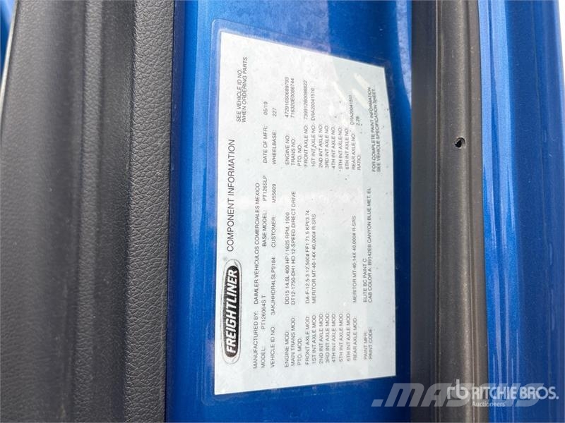 Freightliner Cascadia 126 6x4 T/A Sleeper Truck Tractor 中古トラクターヘッド | トレーラーヘッド