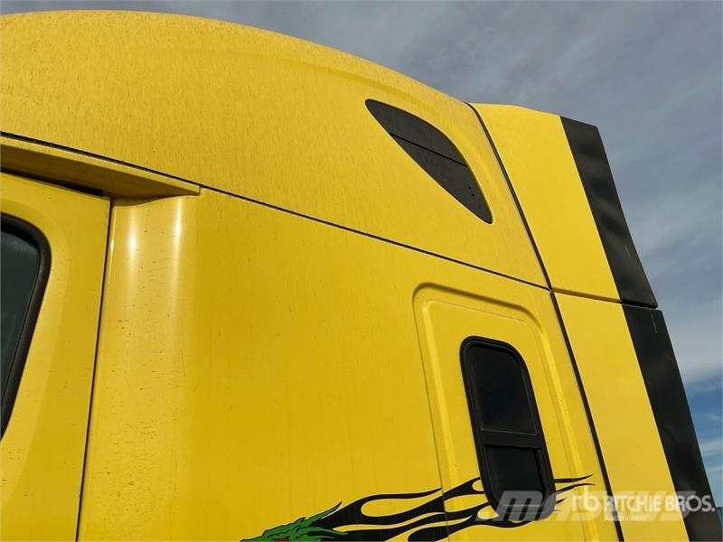 Freightliner Cascadia 126 6x4 T/A Sleeper Truck Tractor Vlačilci