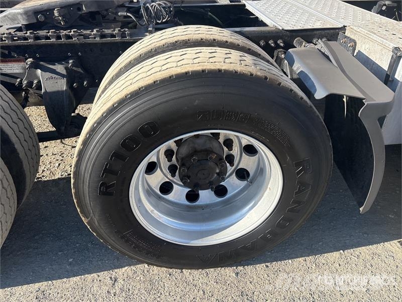 Freightliner Cascadia 126 6x4 T/A Sleeper Truck Tractor 트랙터 유닛