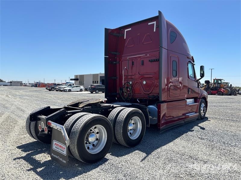 Freightliner Cascadia 126 6x4 T/A Sleeper Truck Tractor Тягачі
