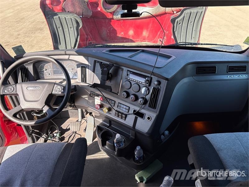 Freightliner Cascadia 126 6x4 T/A Sleeper Truck Tractor Vilcēji