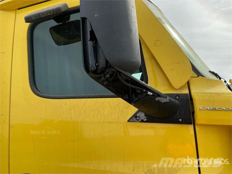 Freightliner Cascadia 126 6x4 T/A Sleeper Truck Tractor Vlačilci