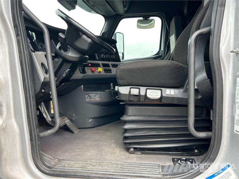 Freightliner Cascadia 126 6x4 T/A Sleeper Truck Tractor Vlačilci