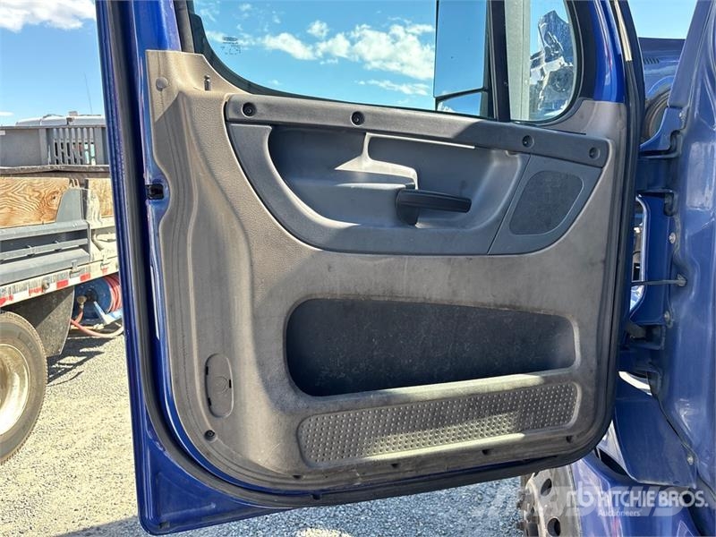 Freightliner Cascadia 125 6x4 T/A Sleeper Truck Tractor Седельные тягачи