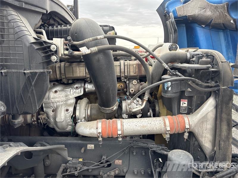 Freightliner Cascadia 126 6x4 T/A Sleeper Truck Tractor 中古トラクターヘッド | トレーラーヘッド