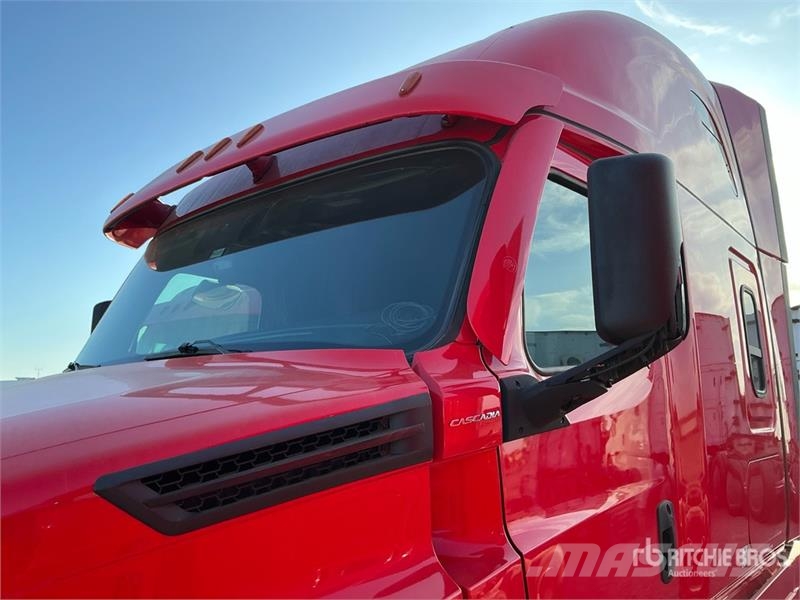 Freightliner Cascadia 126 T/A Sleeper Truck Tractor Tractor Units