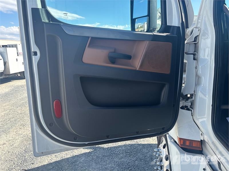 Freightliner Cascadia 126 6x4 T/A Sleeper Truck Tractor Sattelzugmaschinen