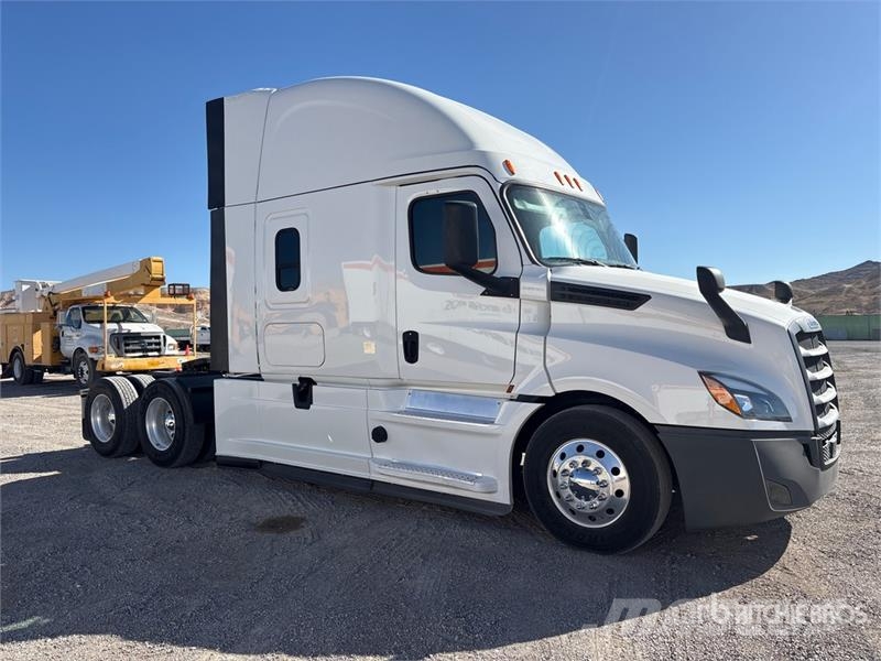 Freightliner Cascadia 126 6x4 T/A Sleeper Truck Tractor Trekkvogner