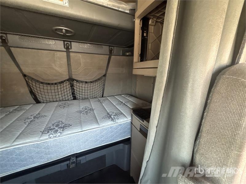 Freightliner Cascadia 125 6x4 T/A Sleeper Truck Tractor Тягачі