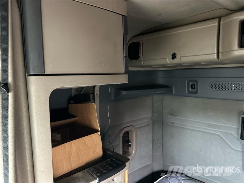 Freightliner Cascadia 125 6x4 T/A Sleeper Truck Tractor (Inoper Vlačilci