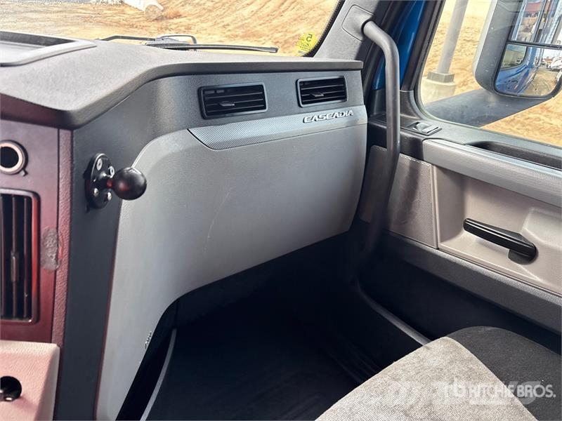 Freightliner Cascadia 126 6x4 T/A Sleeper Truck Tractor Autotractoare