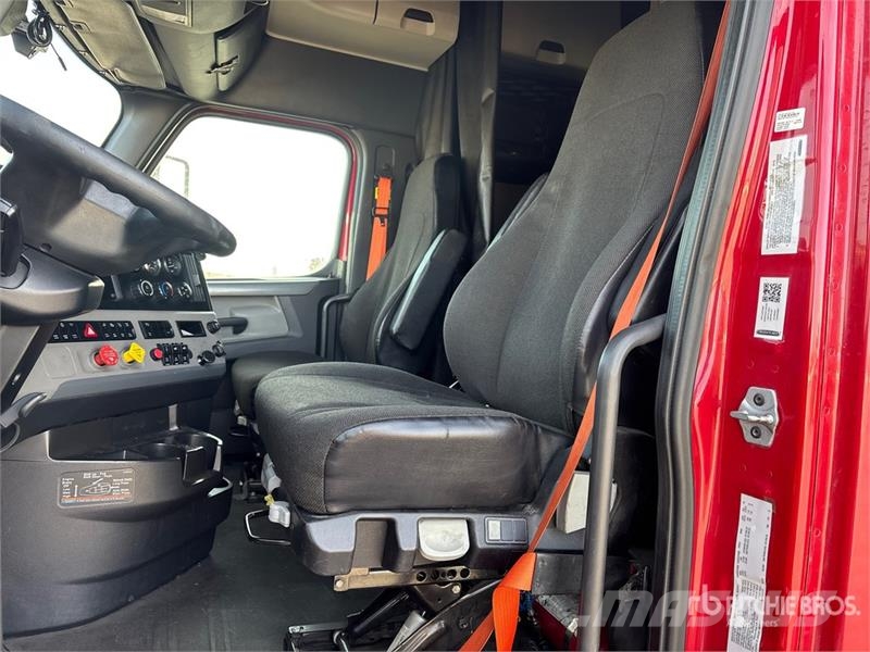 Freightliner Cascadia 126 6x4 T/A Sleeper Truck Tractor Nyergesvontatók