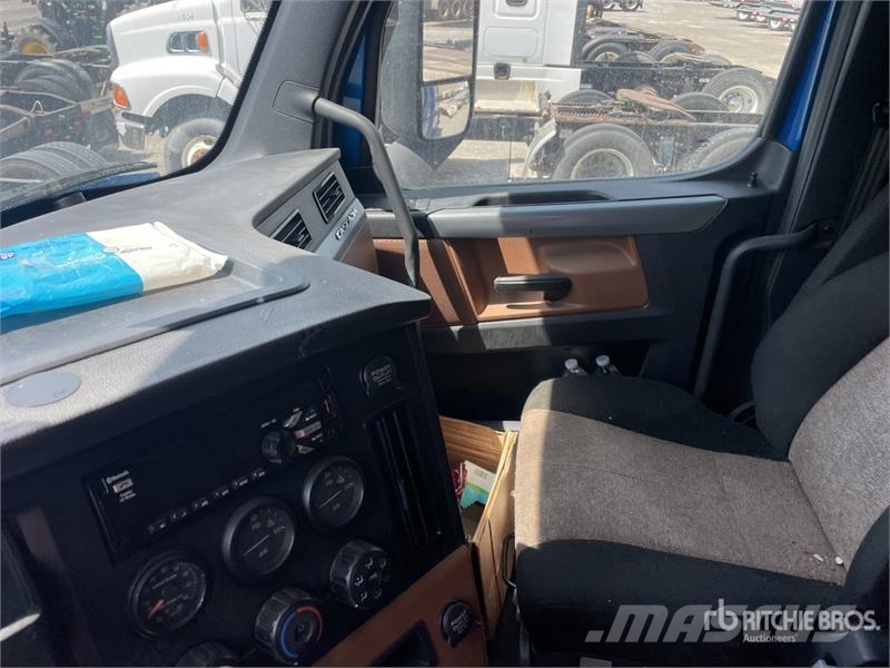Freightliner Cascadia 126 6x4 T/A Sleeper Truck Tractor (Inoper Vilcēji