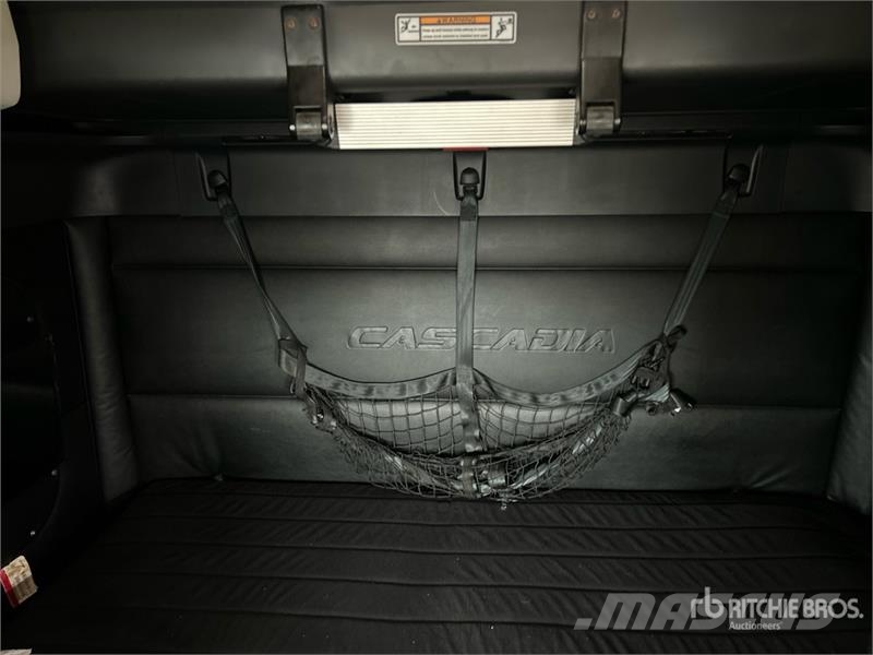 Freightliner Cascadia 126 6x4 T/A Sleeper Truck Tractor Cabezas tractoras