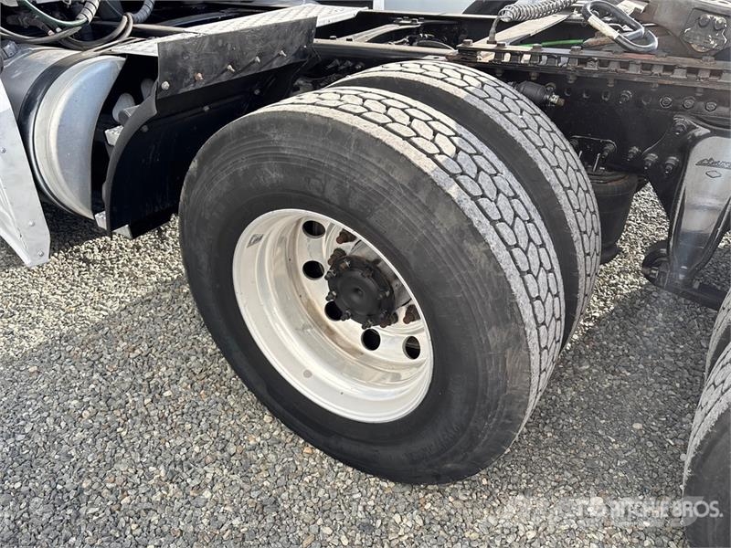 Freightliner Cascadia 126 6x4 T/A Sleeper Truck Tractor Nyergesvontatók